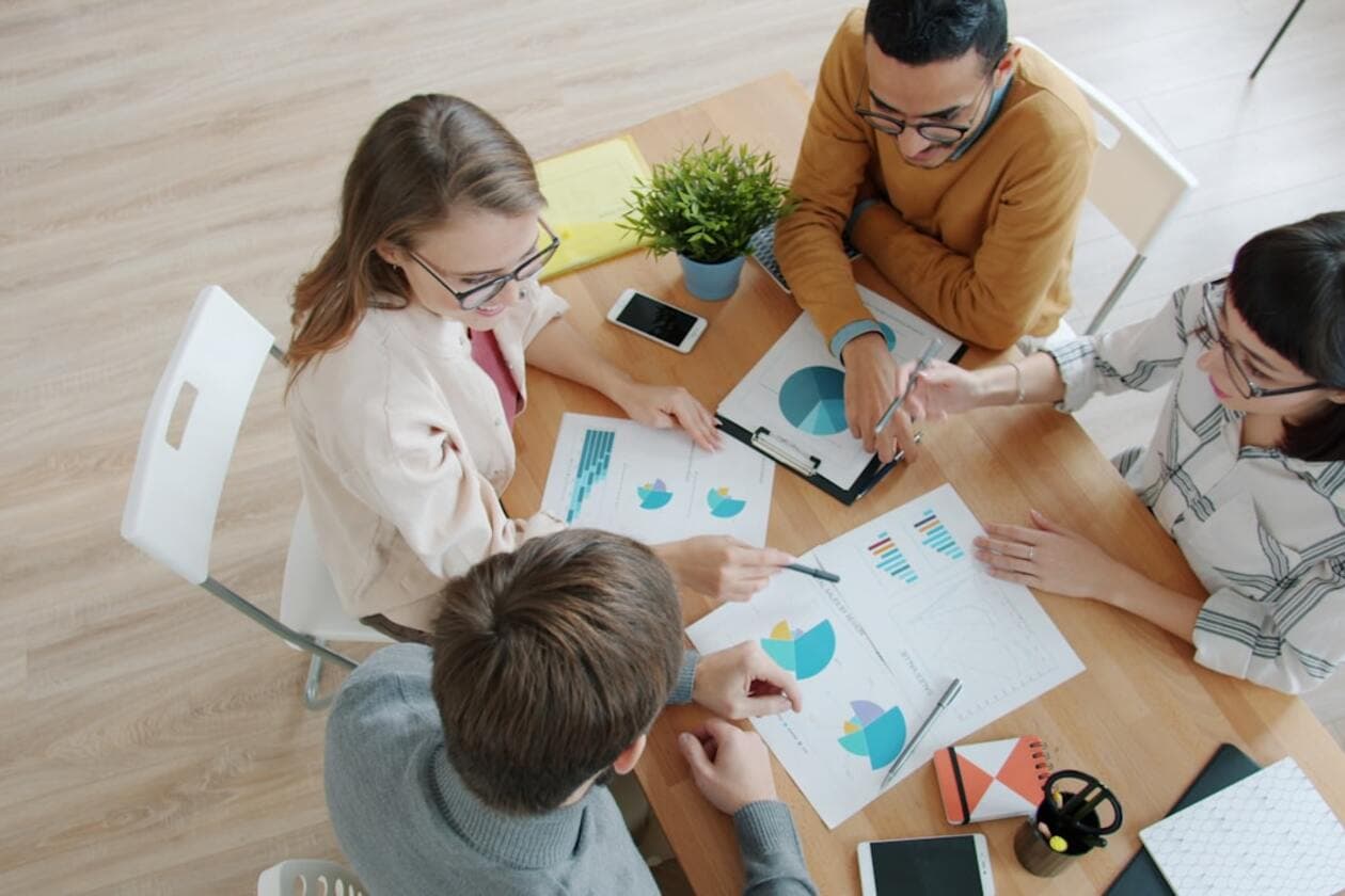 Politischer Berater/Politische Beraterin – Arbeitsumfeld